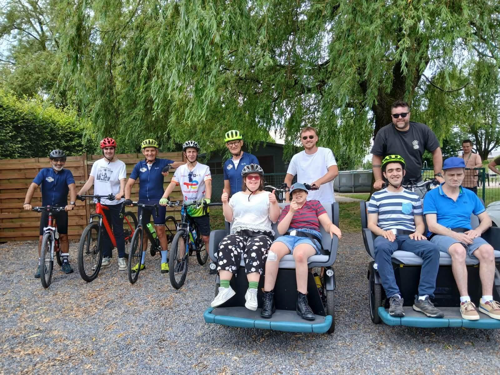 Sortie à vélo des résidents des Passereaux avec les deux triporteurs