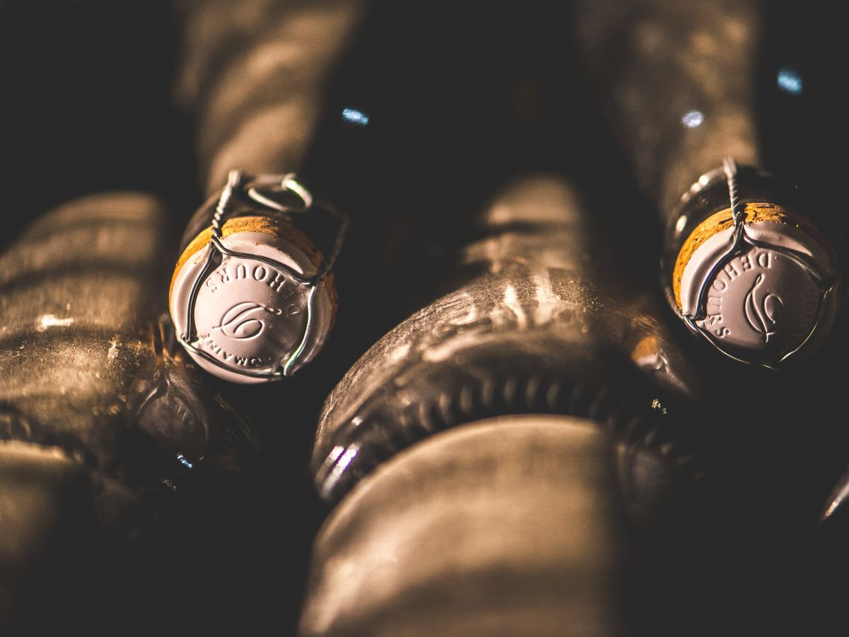 Bouteilles au repos dans la cave